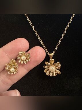 Avon Goldtone Flower Pearl Pendant Necklace and Earrings Set in Box